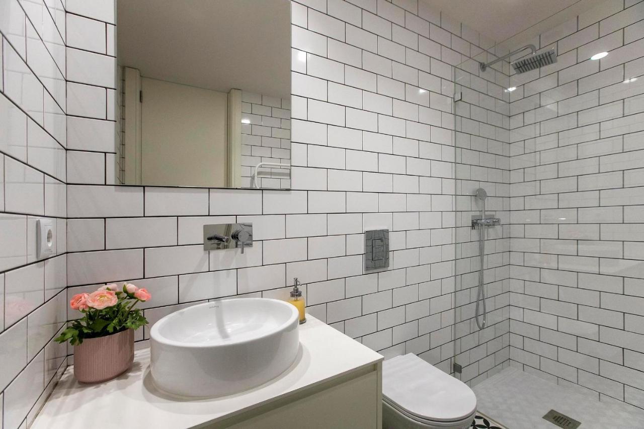 Lovelystay - 2Br Flat With Ac In Duque De Loule Porto Exterior foto